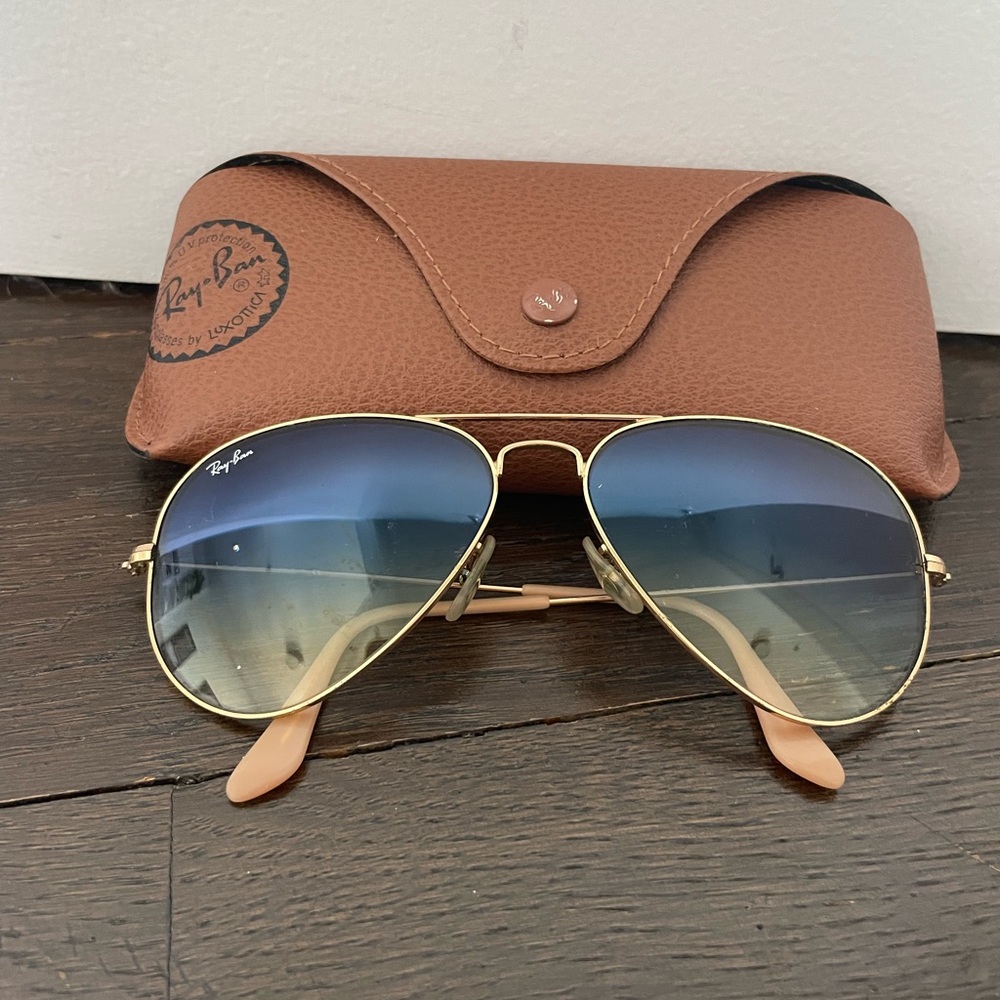 Ray-ban aviator in metallic gold gradient light blue